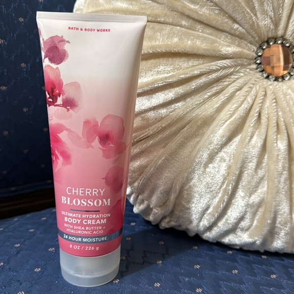 BATH & BODY WORKS SET. . . CHERRY BLOSSOM SCENT - Picture 3 of 6